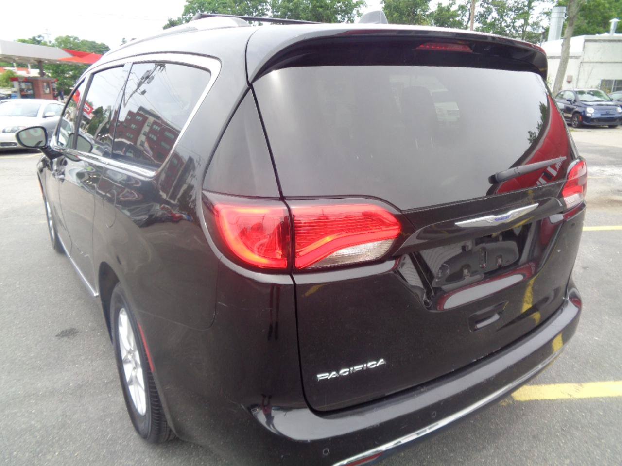 Used 2020 Chrysler Pacifica Touring-L FWD image 17
