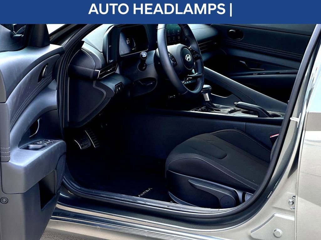 Used 2025 Hyundai Elantra Sport image 13