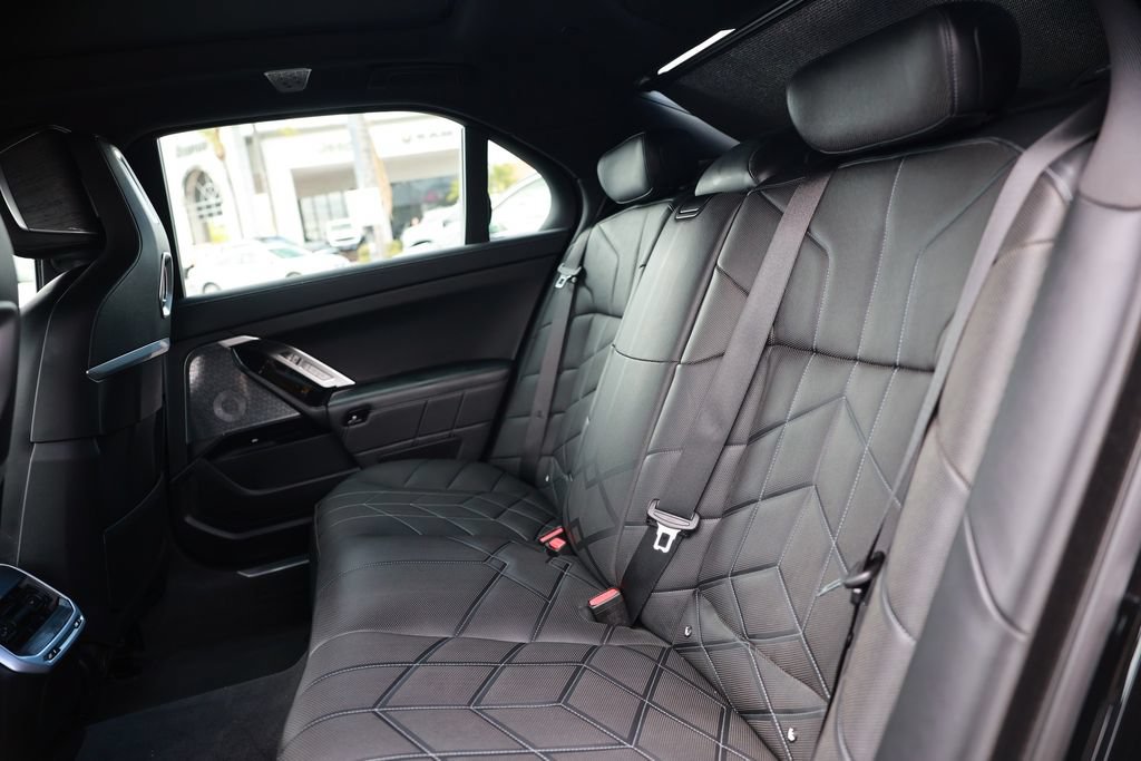 Used 2023 BMW 760i xDrive AWD/4WD image 35