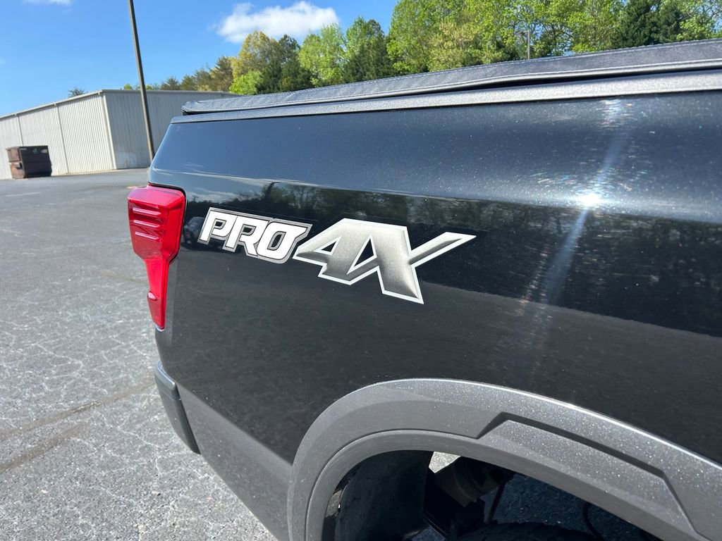 Used 2017 Nissan Titan PRO-4X image 12