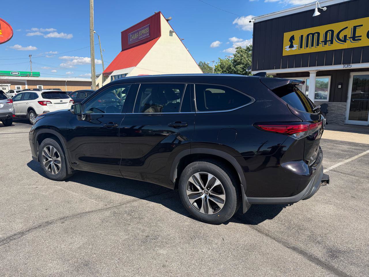 Used 2021 Toyota Highlander XLE AWD/4WD image 8