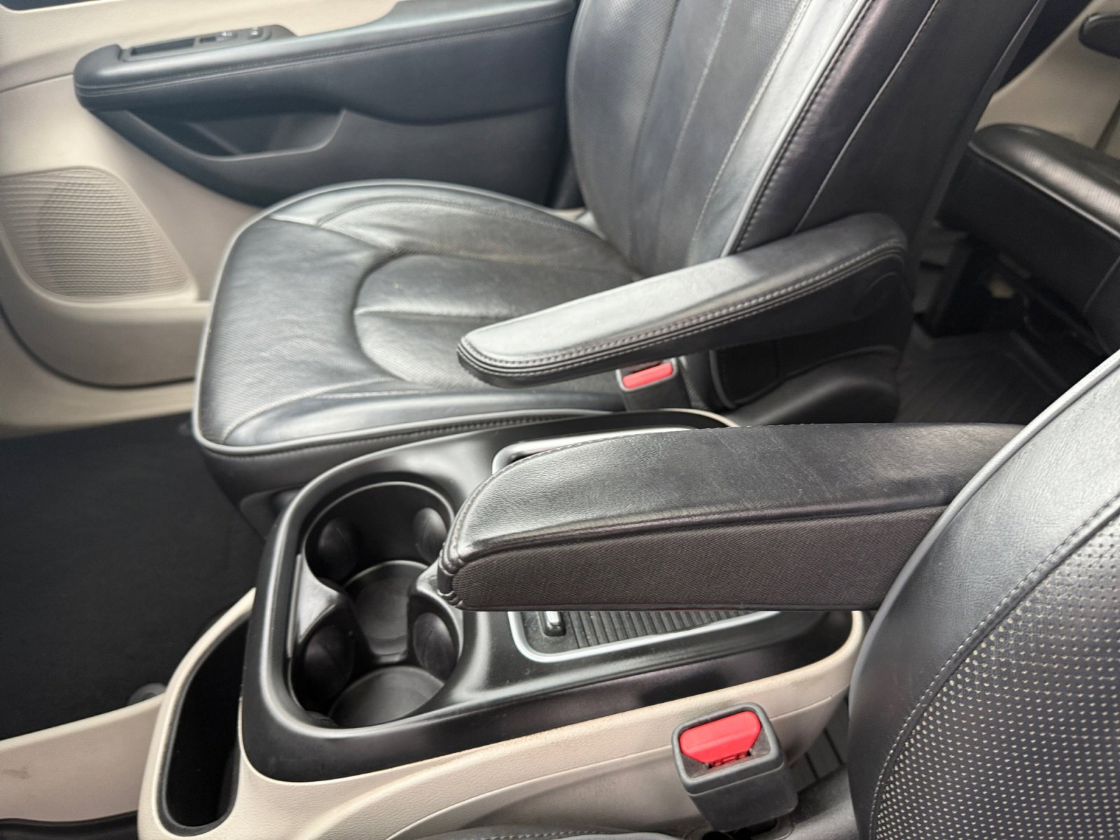 Used 2018 Chrysler Pacifica Limited image 14