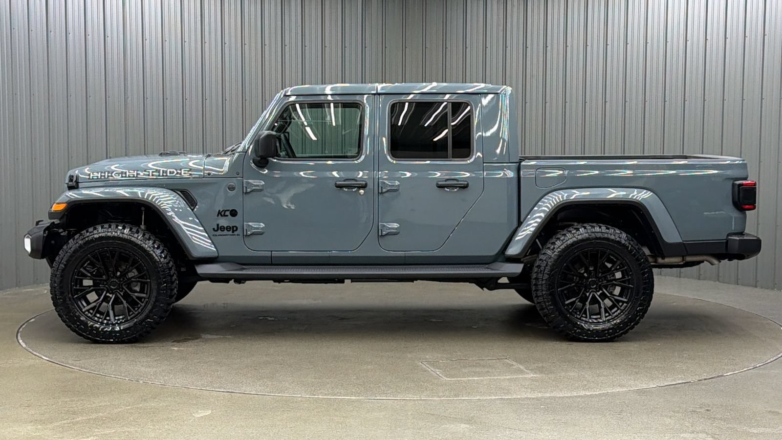 Used 2025 Jeep Gladiator Sport AWD/4WD image 2