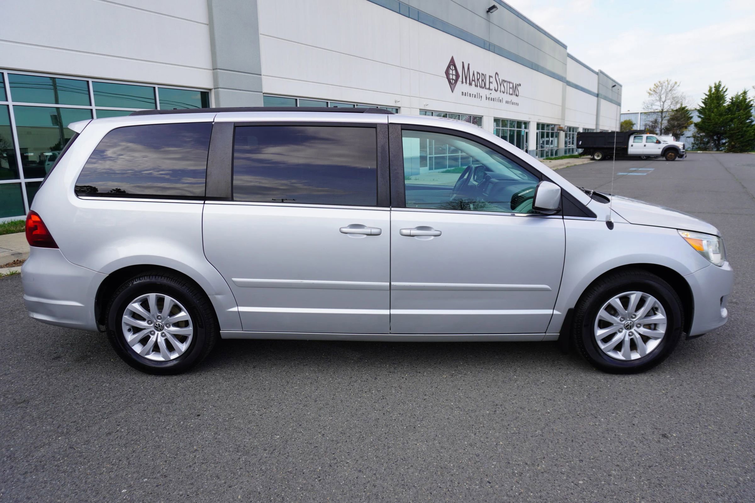 Used 2012 Volkswagen Routan SE FWD image 8