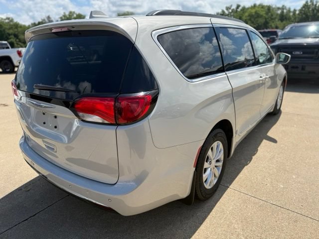 Used 2017 Chrysler Pacifica Touring-L FWD image 6