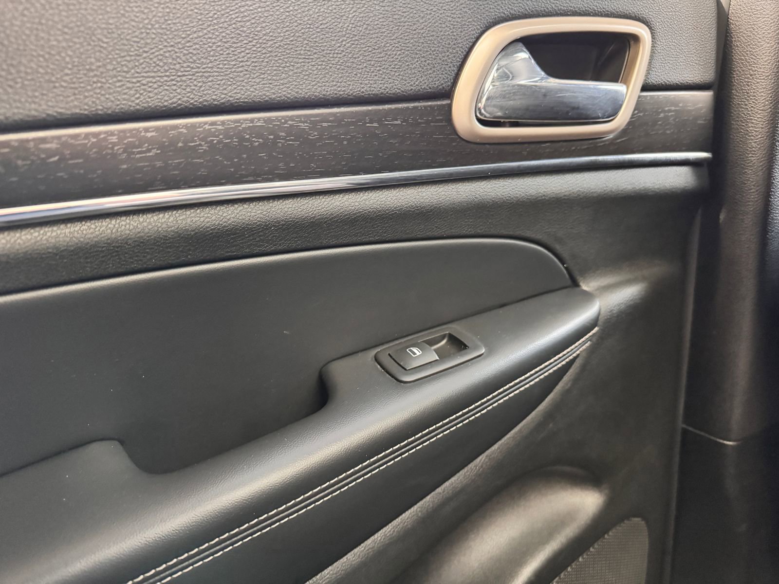 Used 2015 Jeep Grand Cherokee Limited w/ Luxury Group II image 28