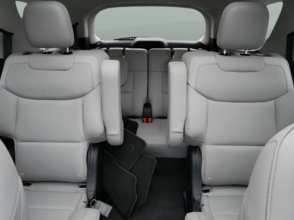 Used 2025 Ford Explorer Active w/ Active Comfort Package image 15