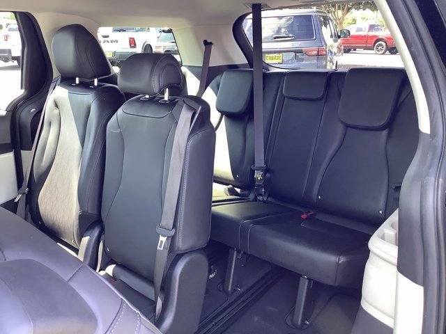 Used 2022 Kia Carnival LX image 27