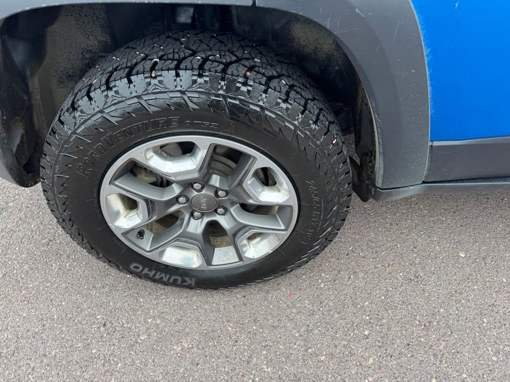 Used 2019 Jeep Cherokee Trailhawk w/ Cold Weather Group AWD/4WD image 28