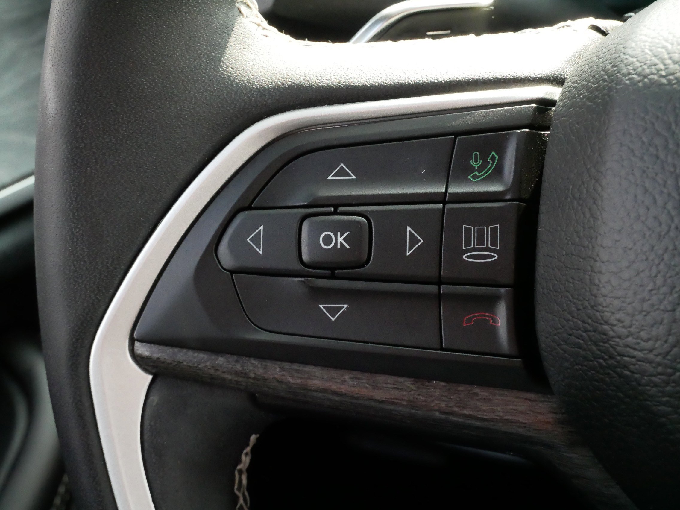 Used 2023 Jeep Grand Cherokee Limited w/ Black Appearance Package image 26