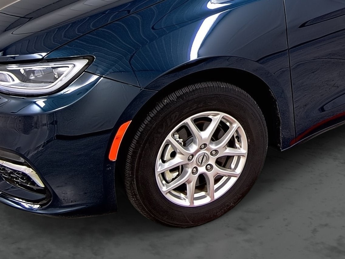 Used 2024 Chrysler Pacifica Touring-L FWD image 7