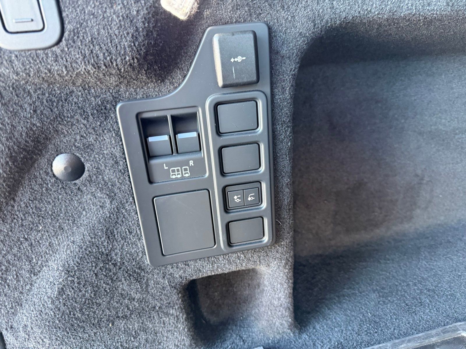 Used 2025 Land Rover Discovery Dynamic SE image 32