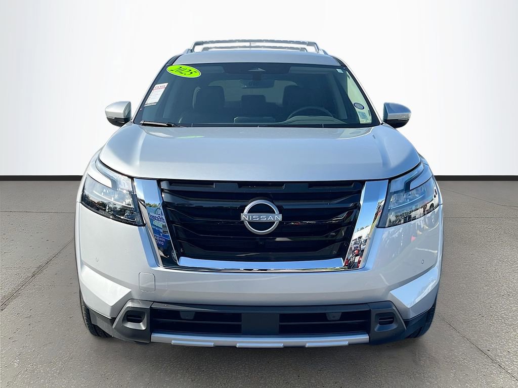 Used 2025 Nissan Pathfinder SL image 2