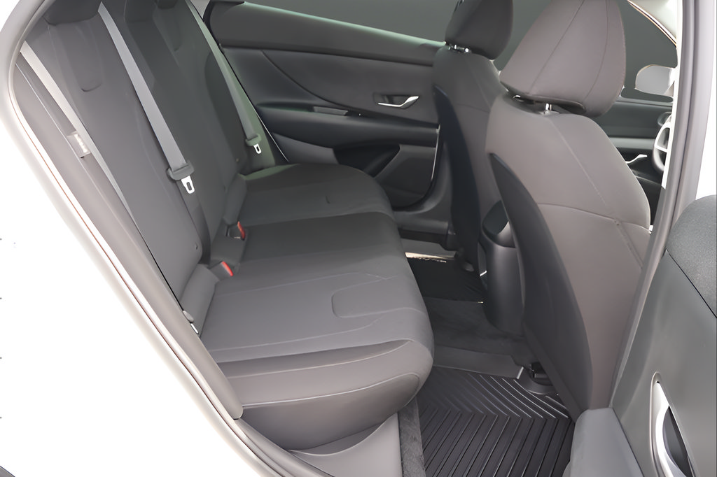 Used 2025 Hyundai Elantra SE FWD image 17