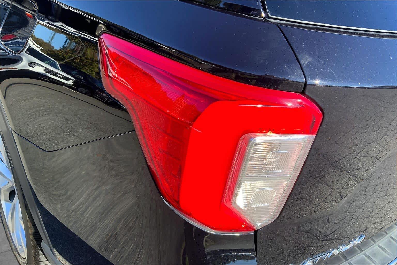 Used 2023 Ford Explorer Platinum w/ Technology Package AWD/4WD image 28