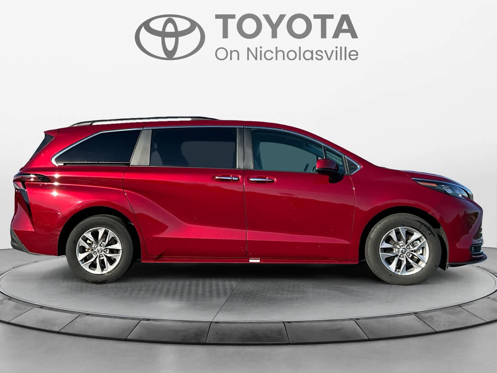 Used 2025 Toyota Sienna XLE FWD image 6