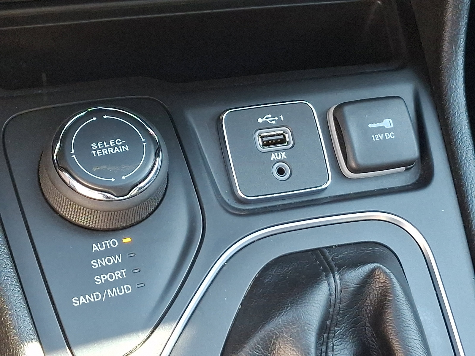 Used 2019 Jeep Cherokee Latitude w/ Popular Appearance Group AWD/4WD image 23