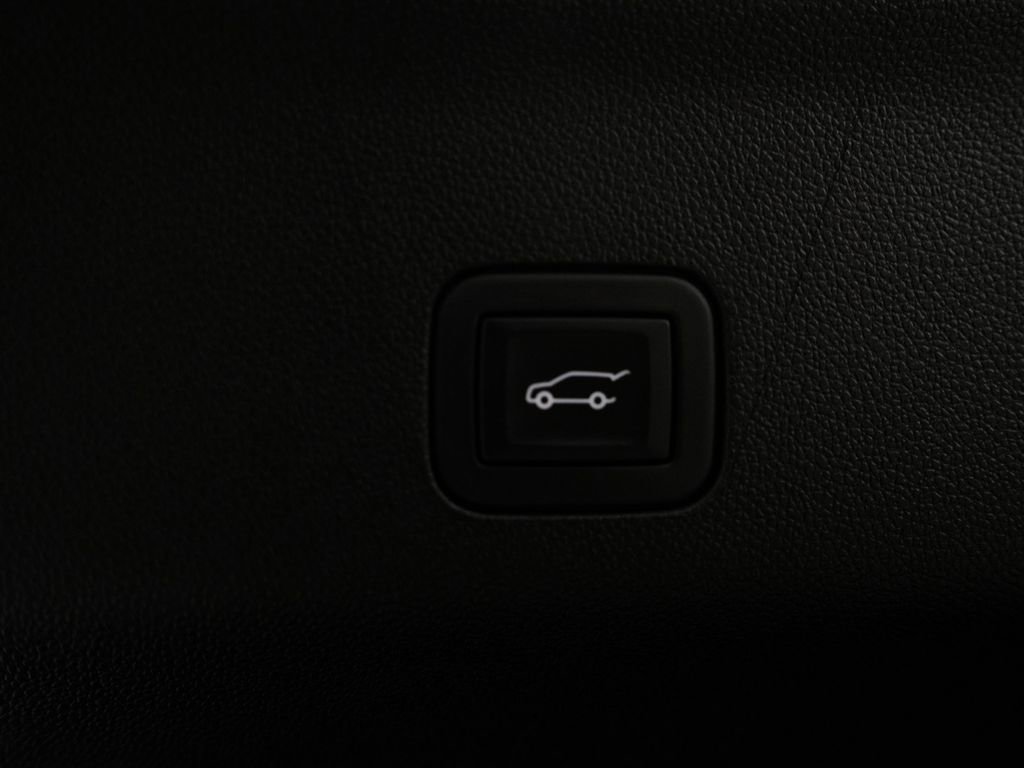 Used 2025 GMC Yukon XL Denali AWD/4WD image 47