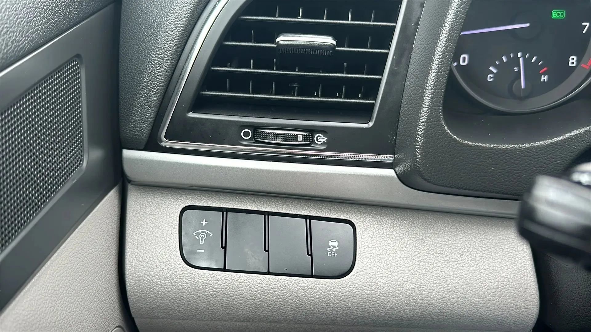 Used 2017 Hyundai Elantra SE image 24