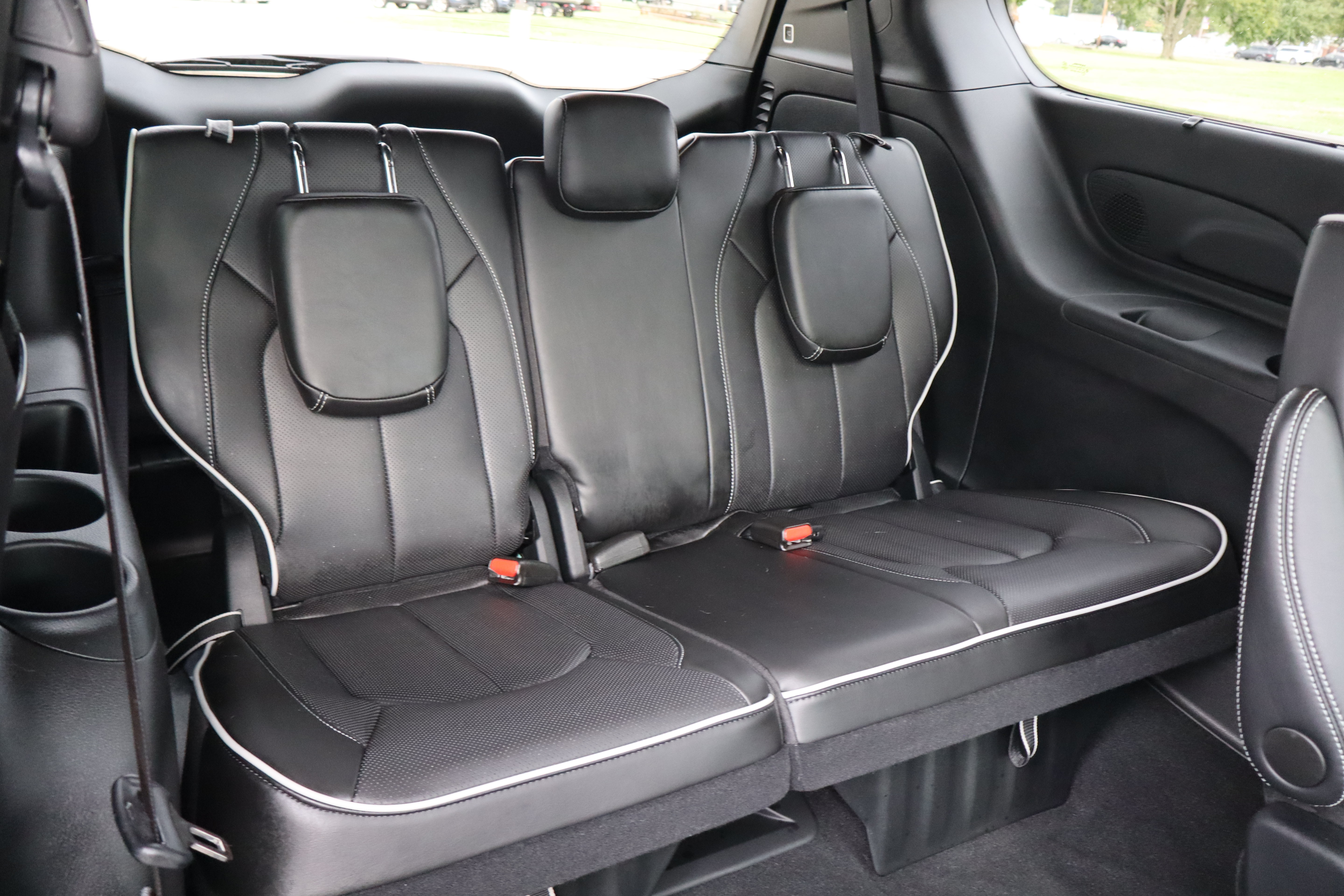 Used 2025 Chrysler Pacifica Limited FWD image 12