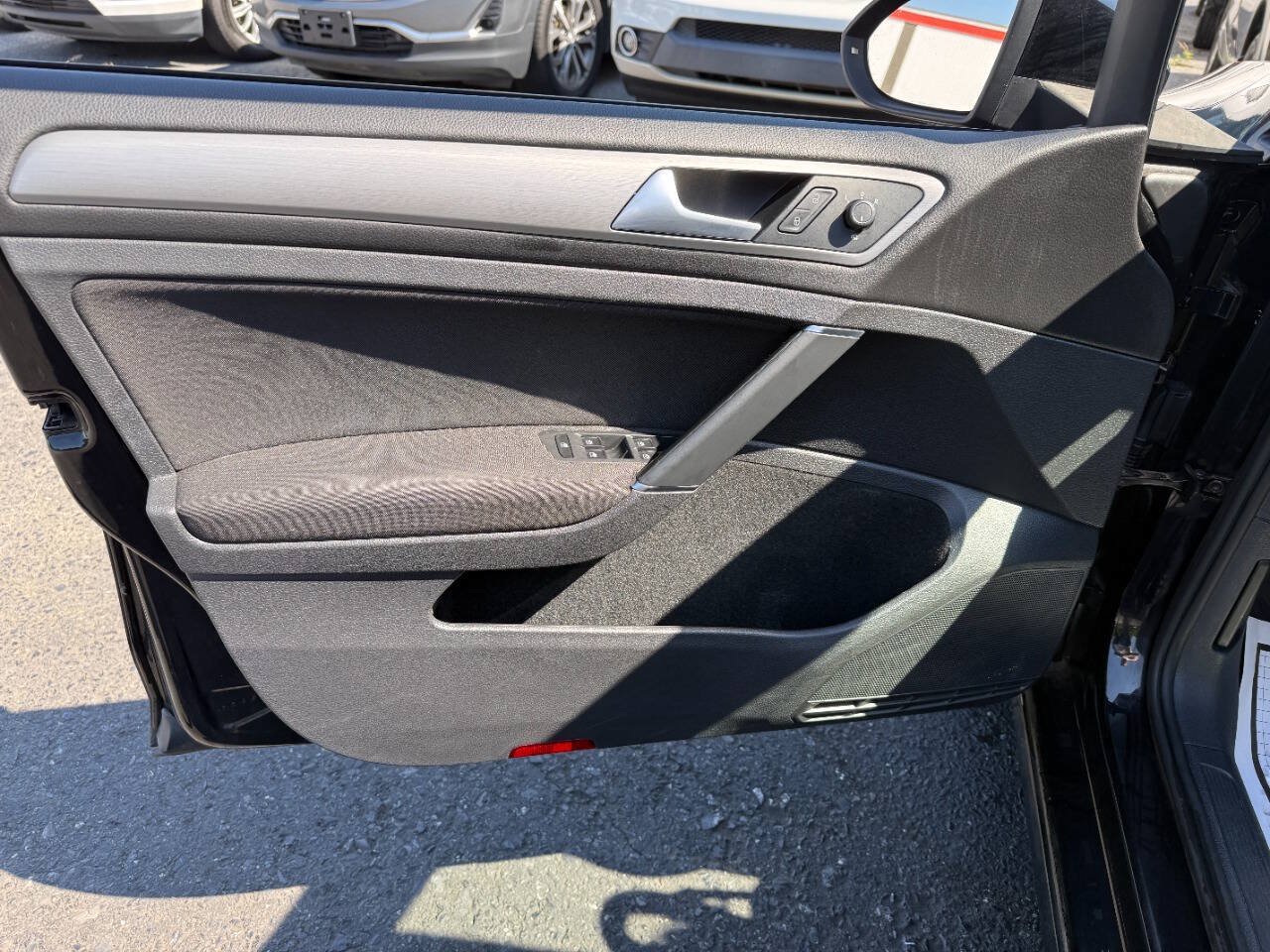 Used 2016 Volkswagen Golf S FWD image 15