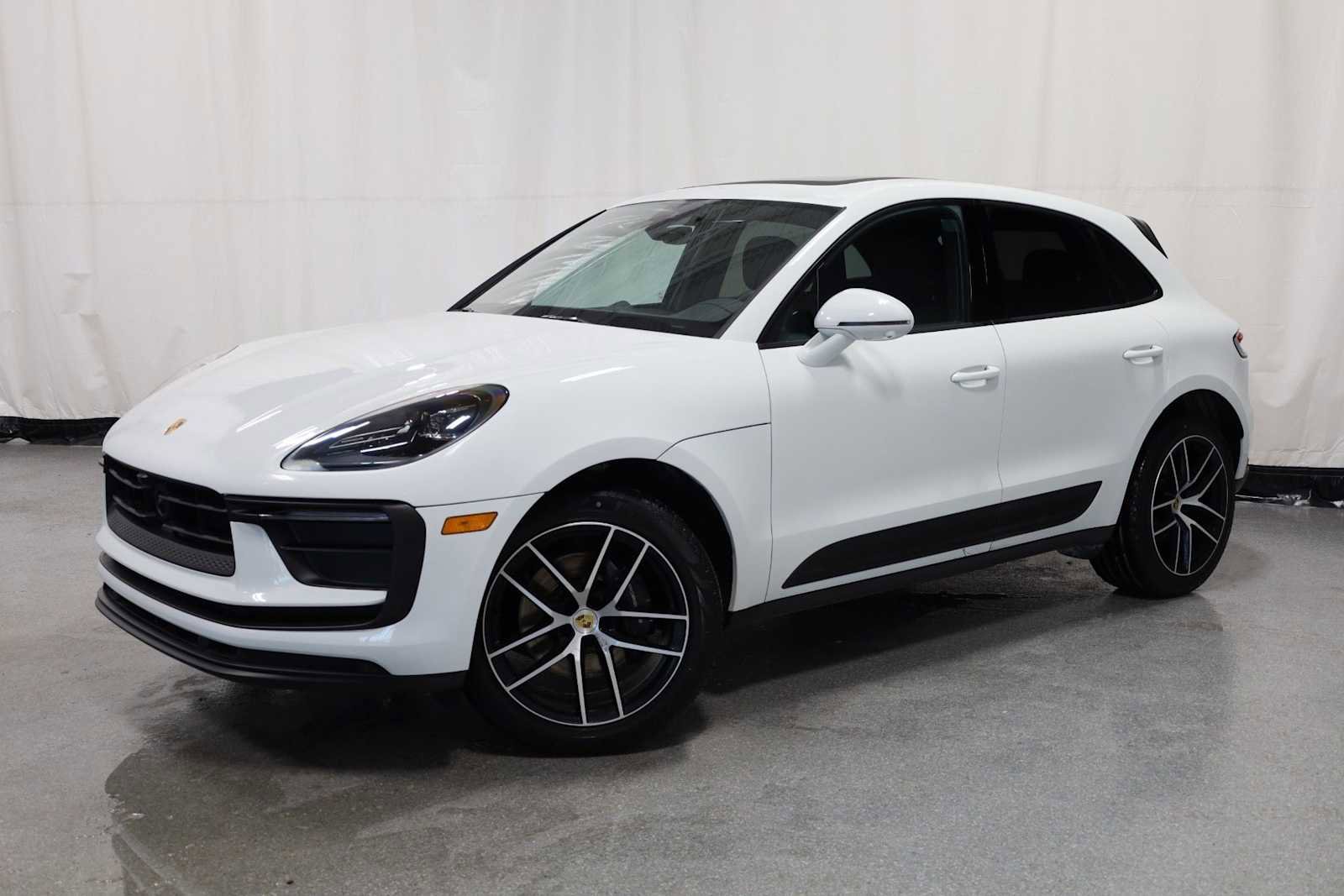 Certified 2025 Porsche Macan image 1