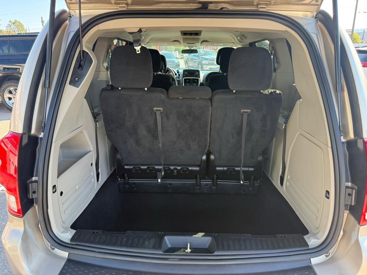 Used 2016 Dodge Grand Caravan SXT image 48