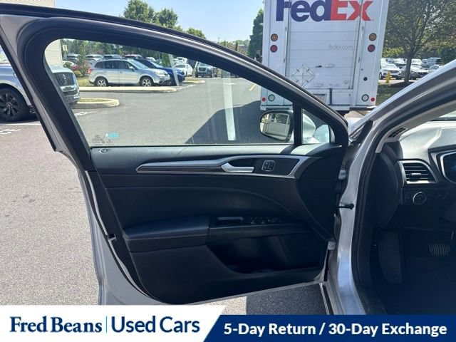 Used 2017 Ford Fusion SE w/ Fusion SE Technology Package FWD image 11