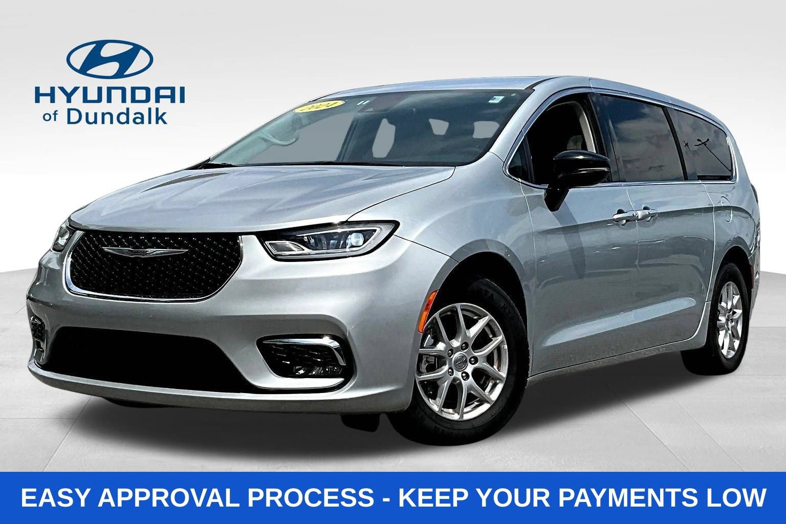 Used 2024 Chrysler Pacifica Touring-L FWD image 1