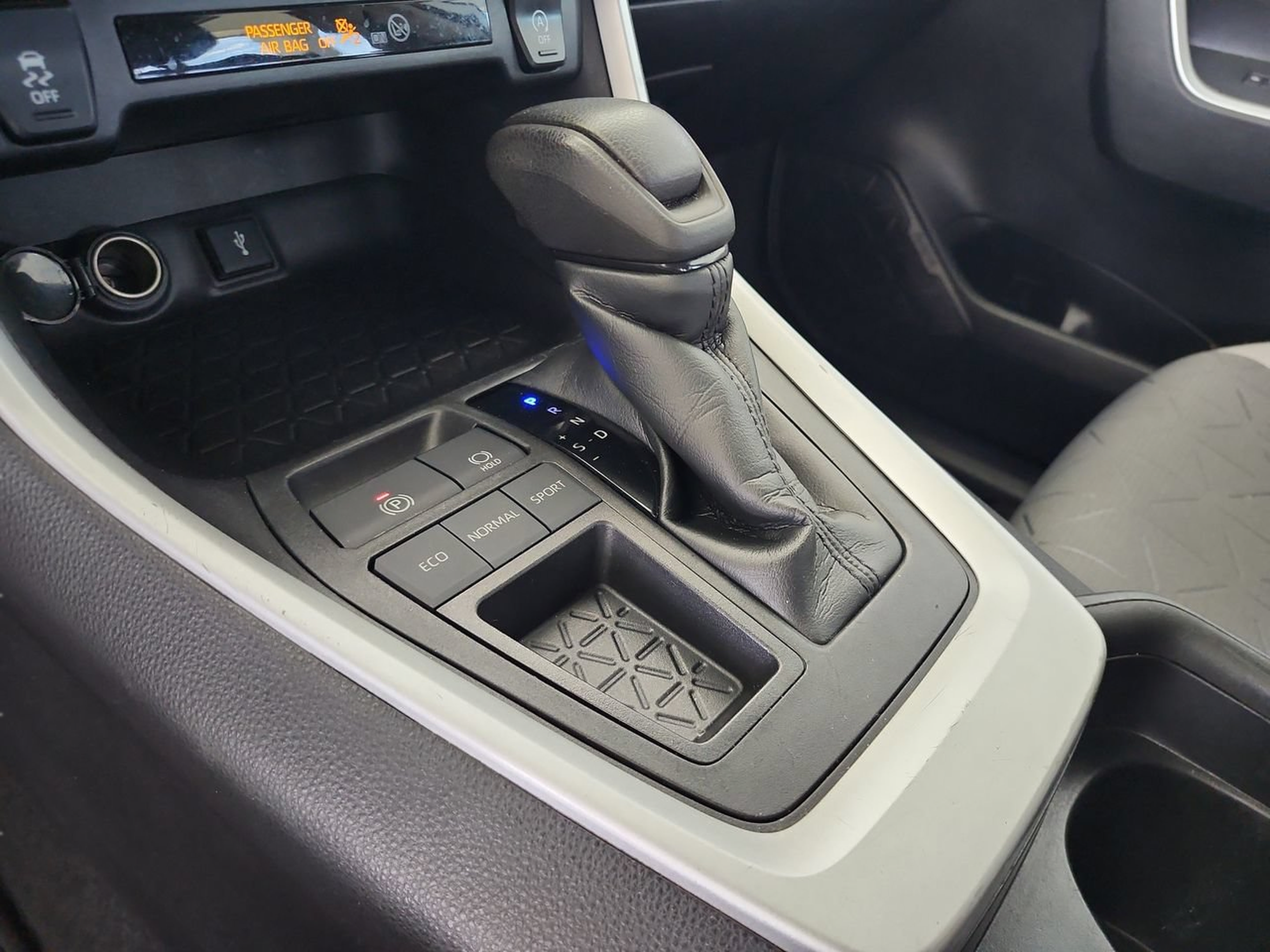 Used 2021 Toyota RAV4 XLE FWD image 14