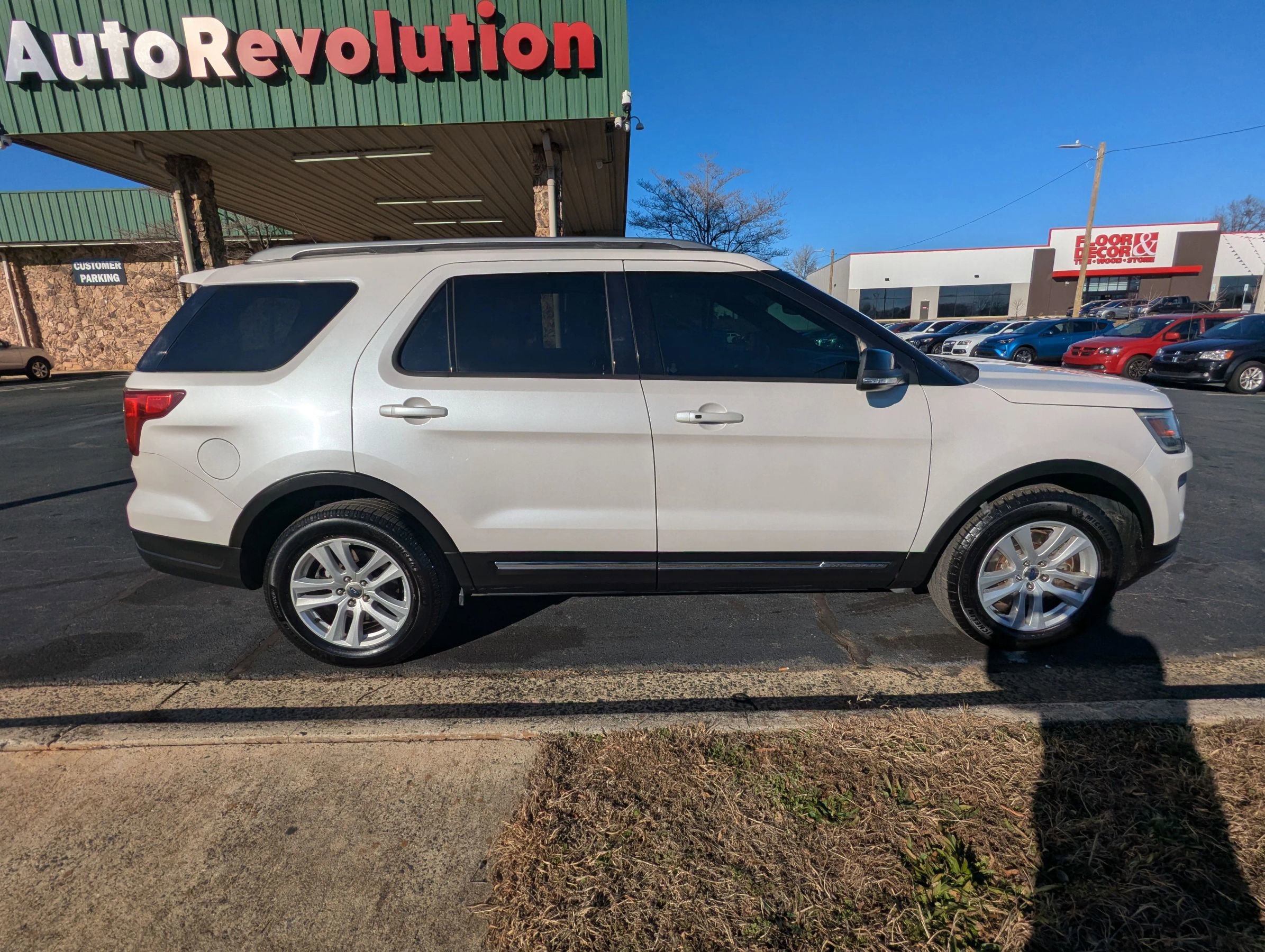 Used 2018 Ford Explorer XLT w/ Equipment Group 201A image 8
