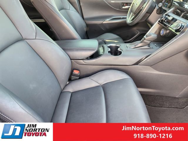 Used 2022 Toyota Venza XLE image 16