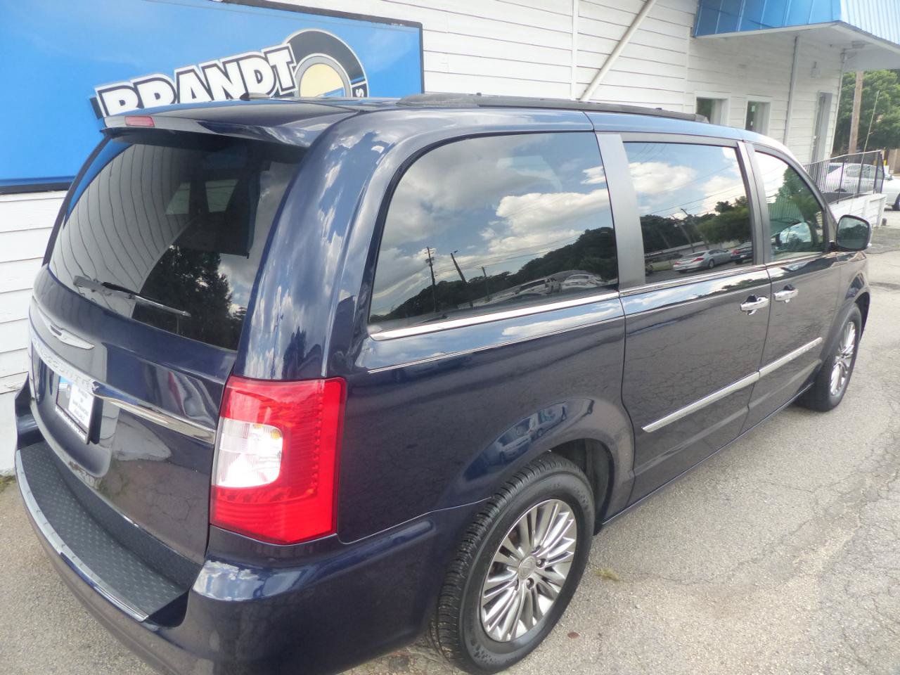 Used 2014 Chrysler Town & Country Touring-L w/ Driver Convenience Group FWD image 5