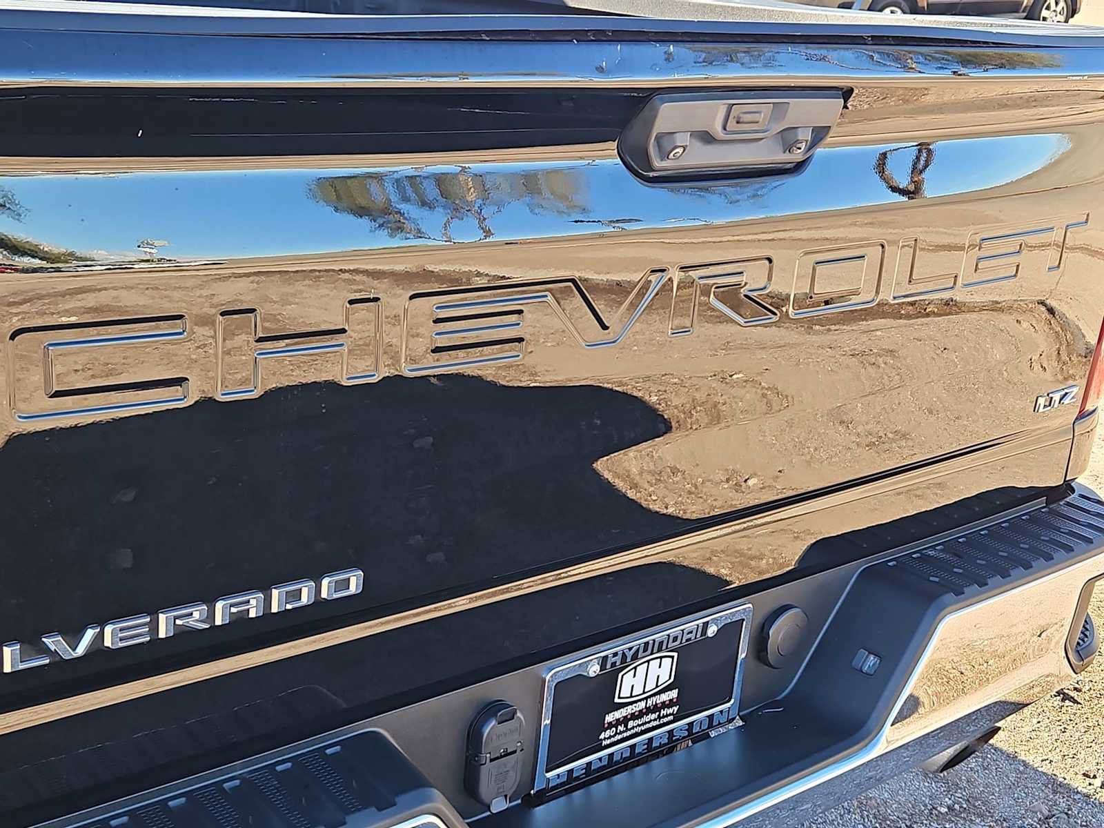 Used 2023 Chevrolet Silverado 2500 LTZ w/ LTZ Convenience Package image 11