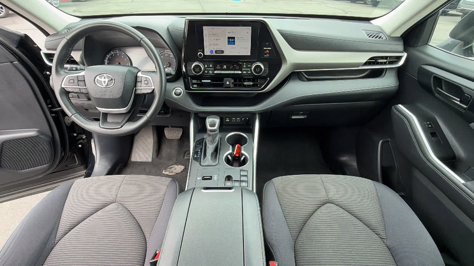 Used 2025 Toyota Highlander LE FWD image 26
