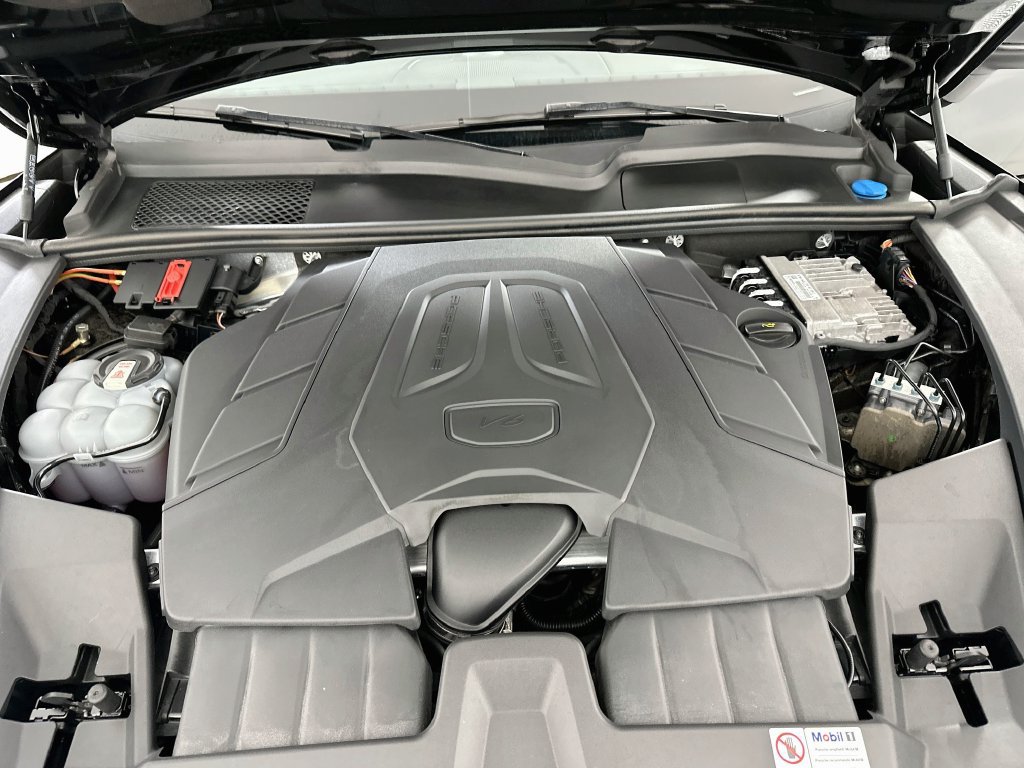 Certified 2024 Porsche Cayenne Coupe AWD/4WD image 31