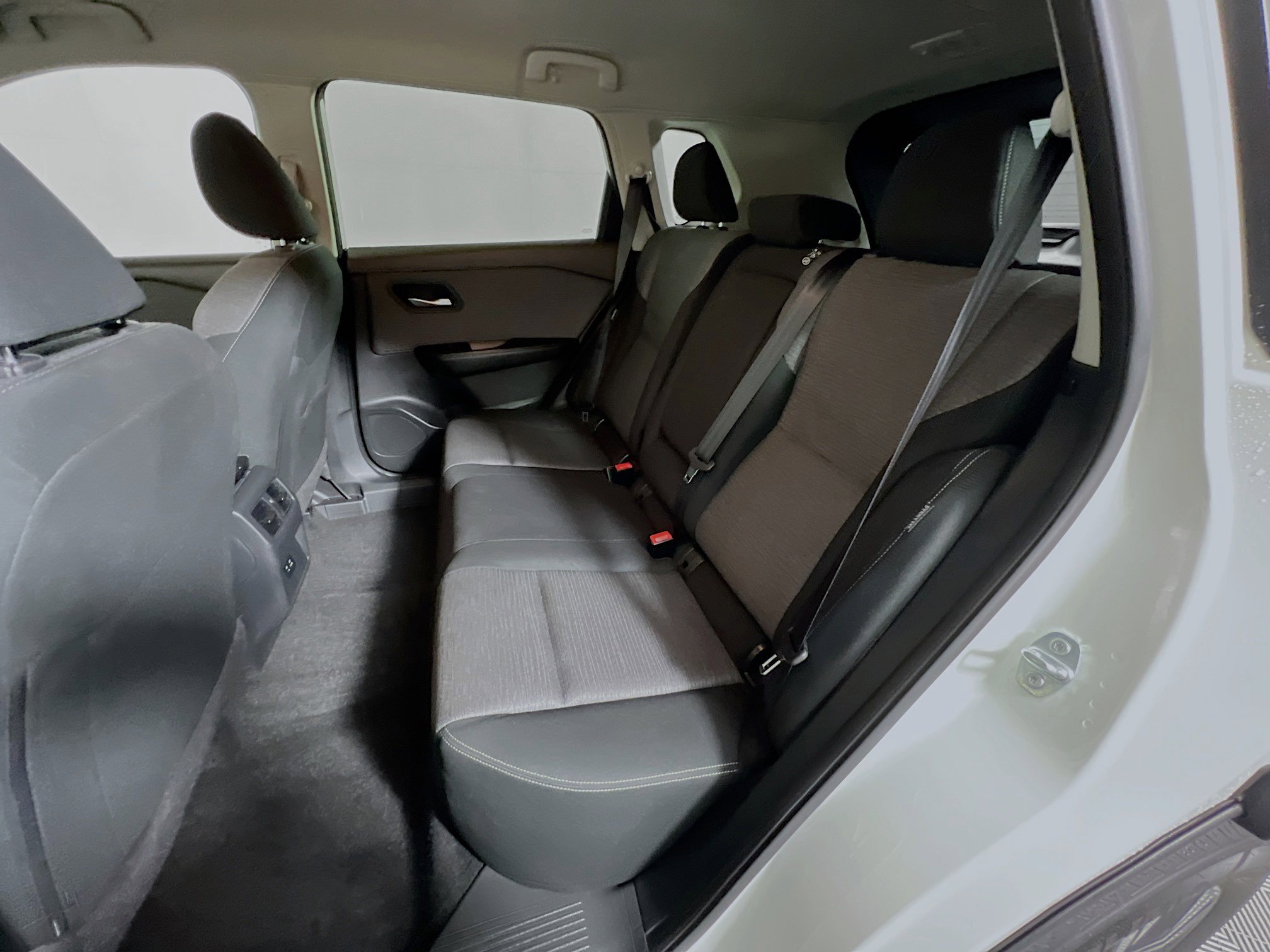 Used 2023 Nissan Rogue SV image 29