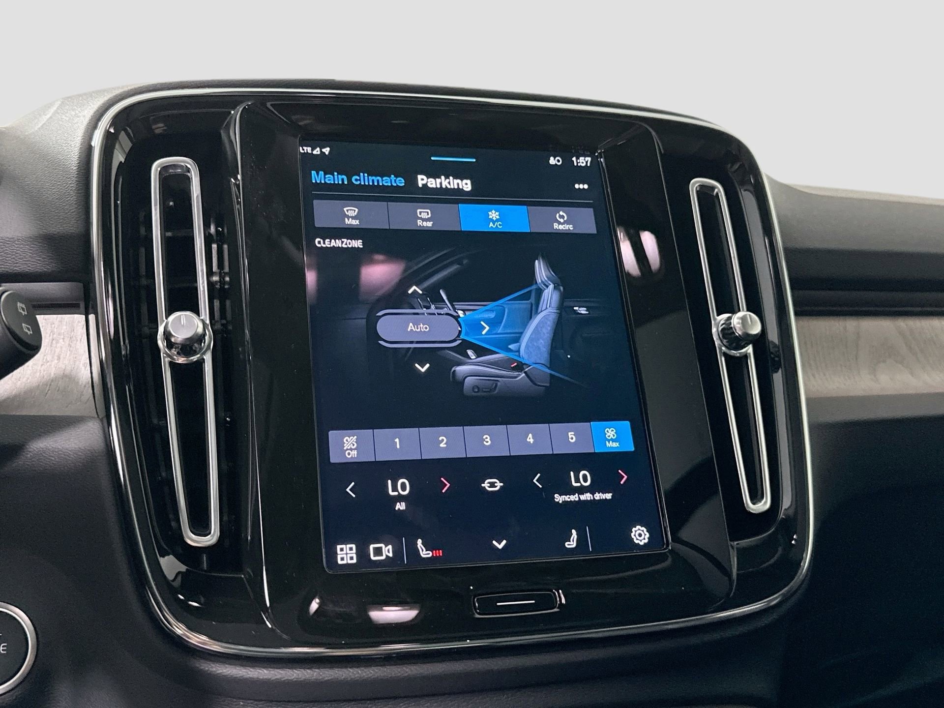 New 2025 Volvo XC40 B5 Ultra w/ Protection Package Premier image 25