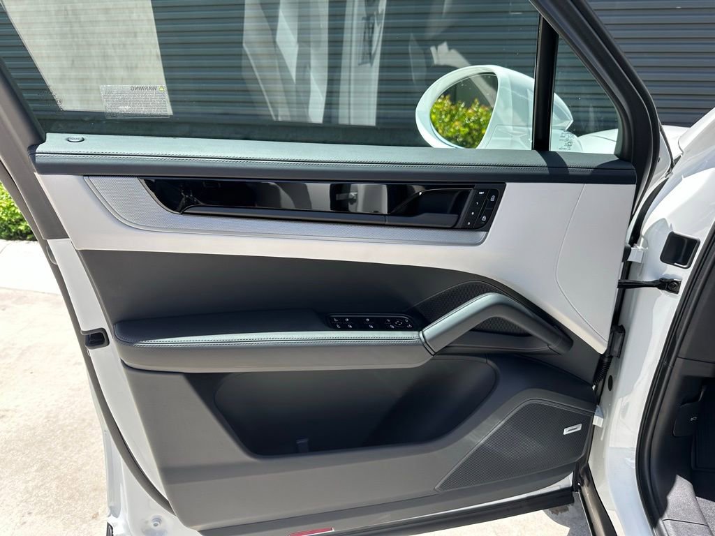 Used 2025 Porsche Cayenne image 14