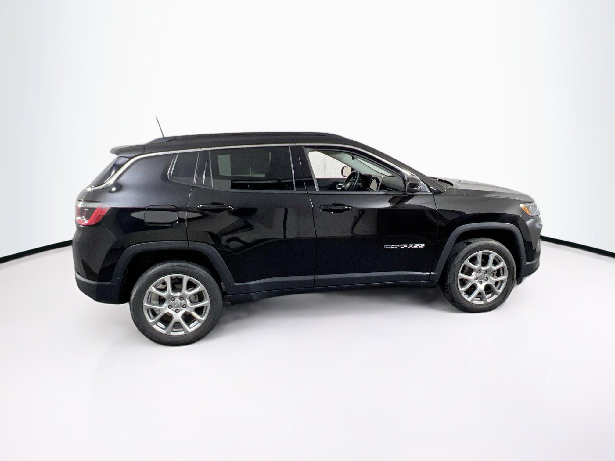 Used 2022 Jeep Compass Latitude image 4