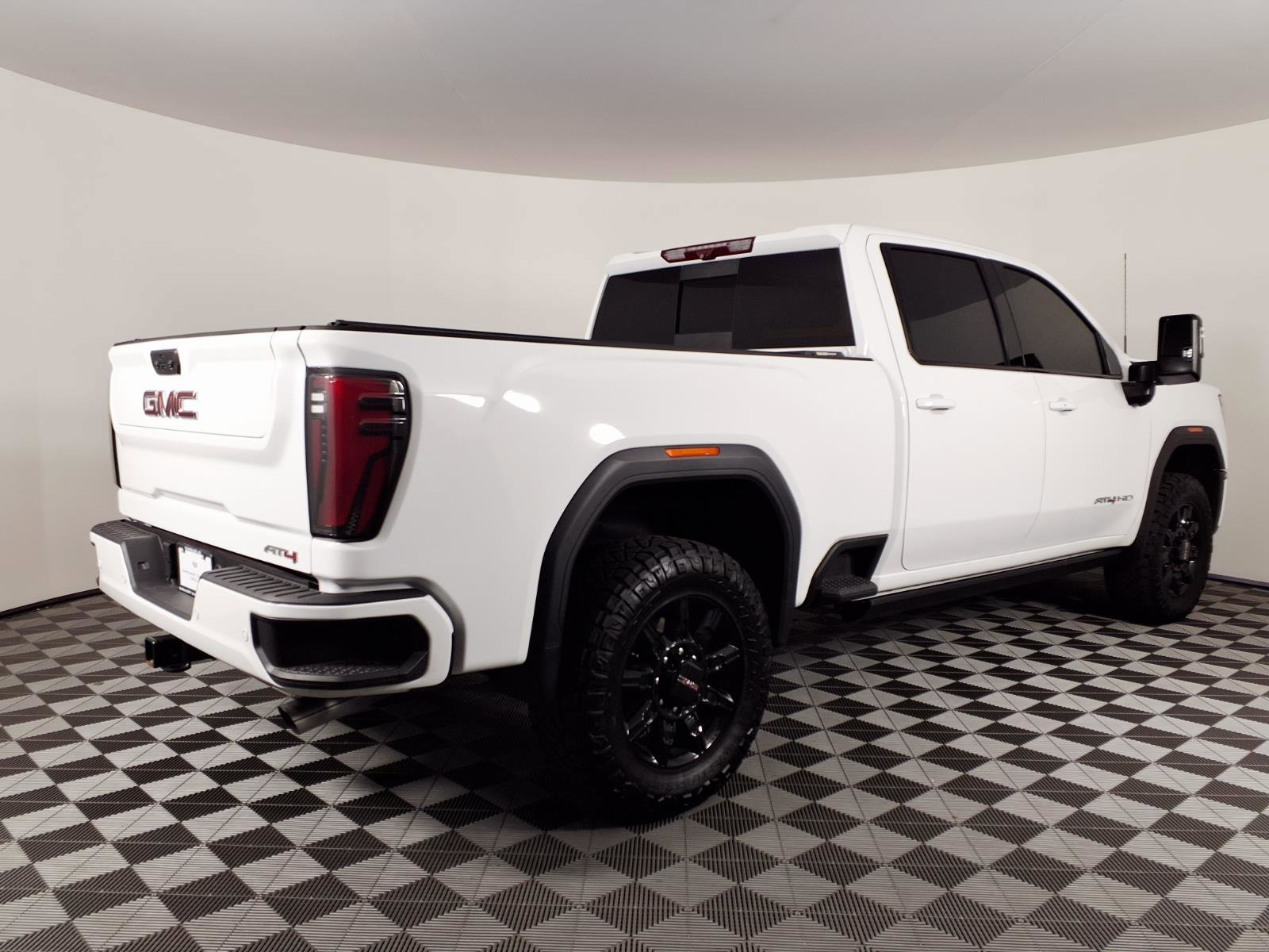 Used 2024 GMC Sierra 2500 AT4 w/ Technology Package AWD/4WD image 4