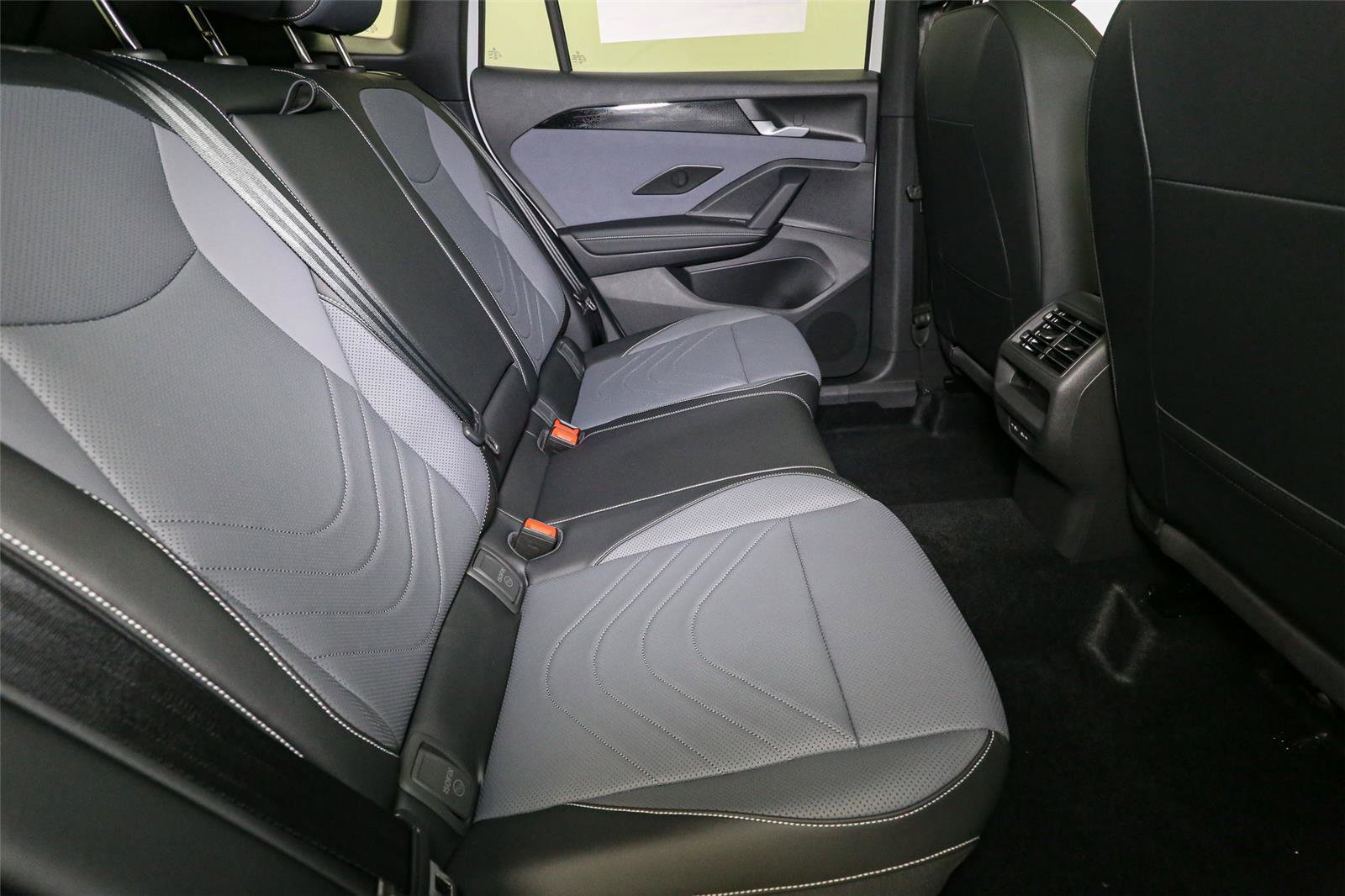 New 2026 Volkswagen Tiguan SE R-Line AWD/4WD image 18