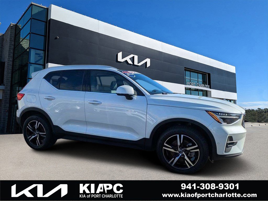 Used 2023 Volvo XC40 B5 Plus image 1