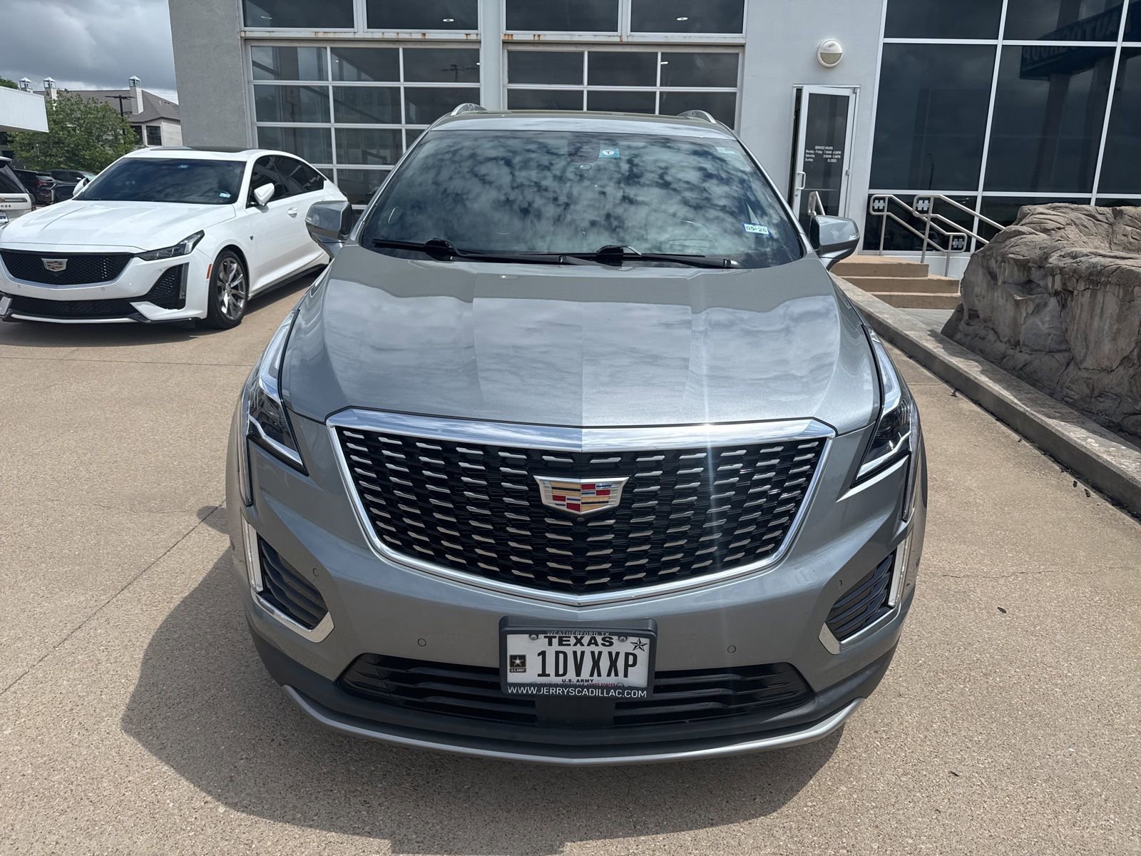 Used 2023 Cadillac XT5 Premium Luxury w/ Technology Package image 2