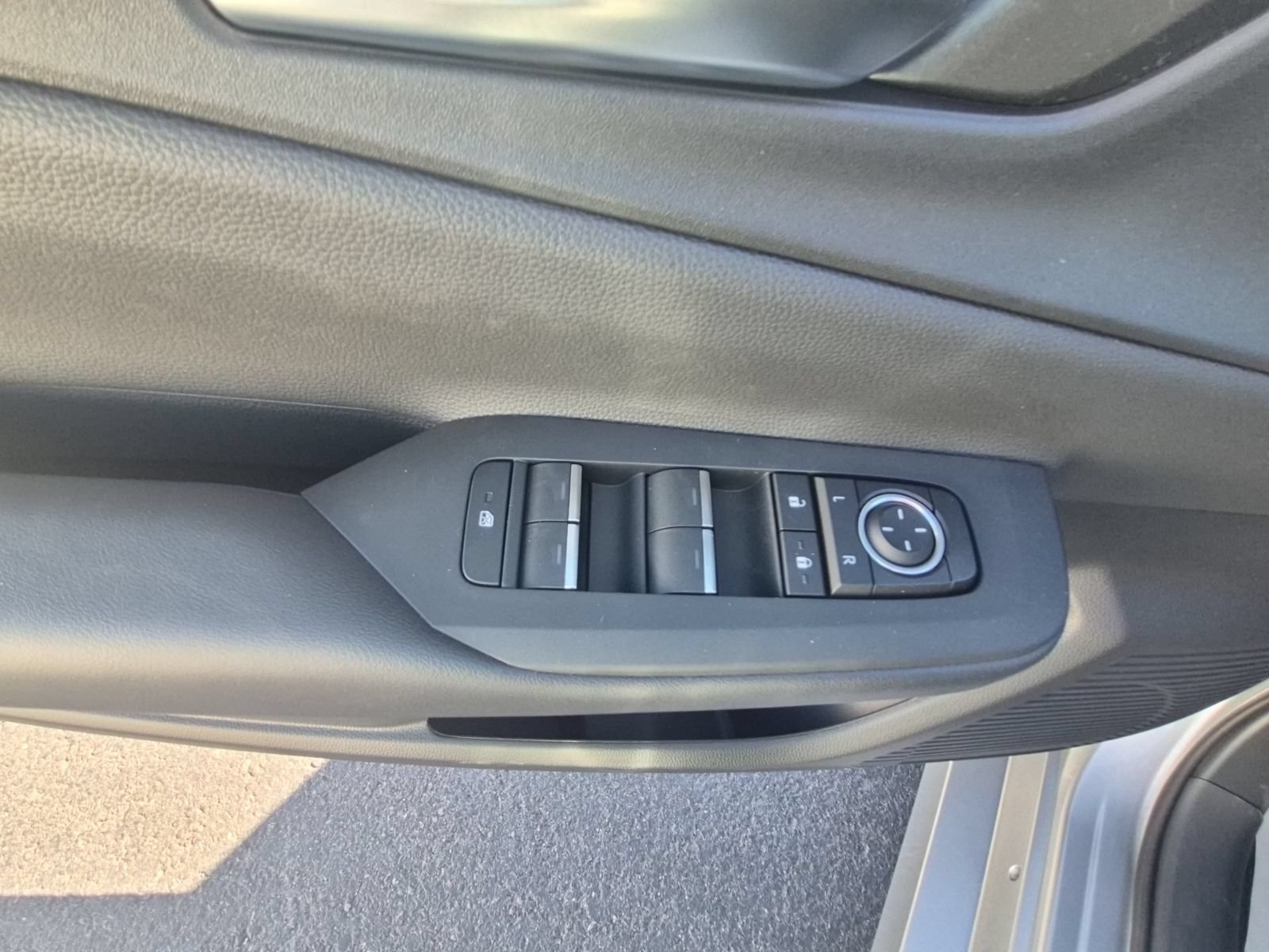New 2026 Toyota Prius Plug-In Hybrid FWD image 30