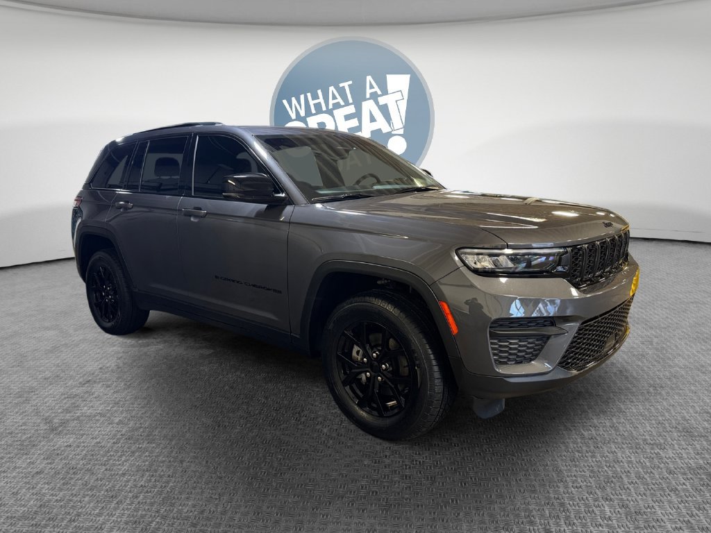 Used 2024 Jeep Grand Cherokee Laredo AWD/4WD image 1