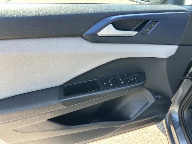 Used 2022 Volkswagen Taos SE w/ Panoramic Sunroof Package FWD image 18