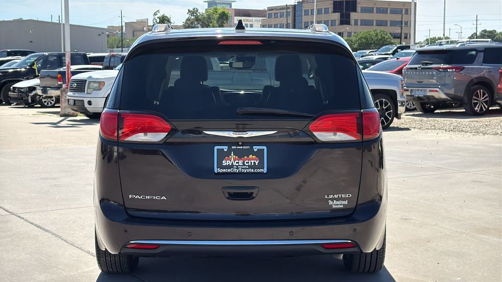 Used 2017 Chrysler Pacifica Limited image 4
