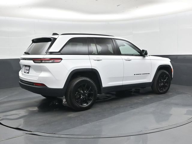 Used 2025 Jeep Grand Cherokee Altitude AWD/4WD image 4