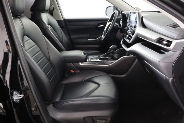 Used 2022 Toyota Highlander XLE FWD image 19